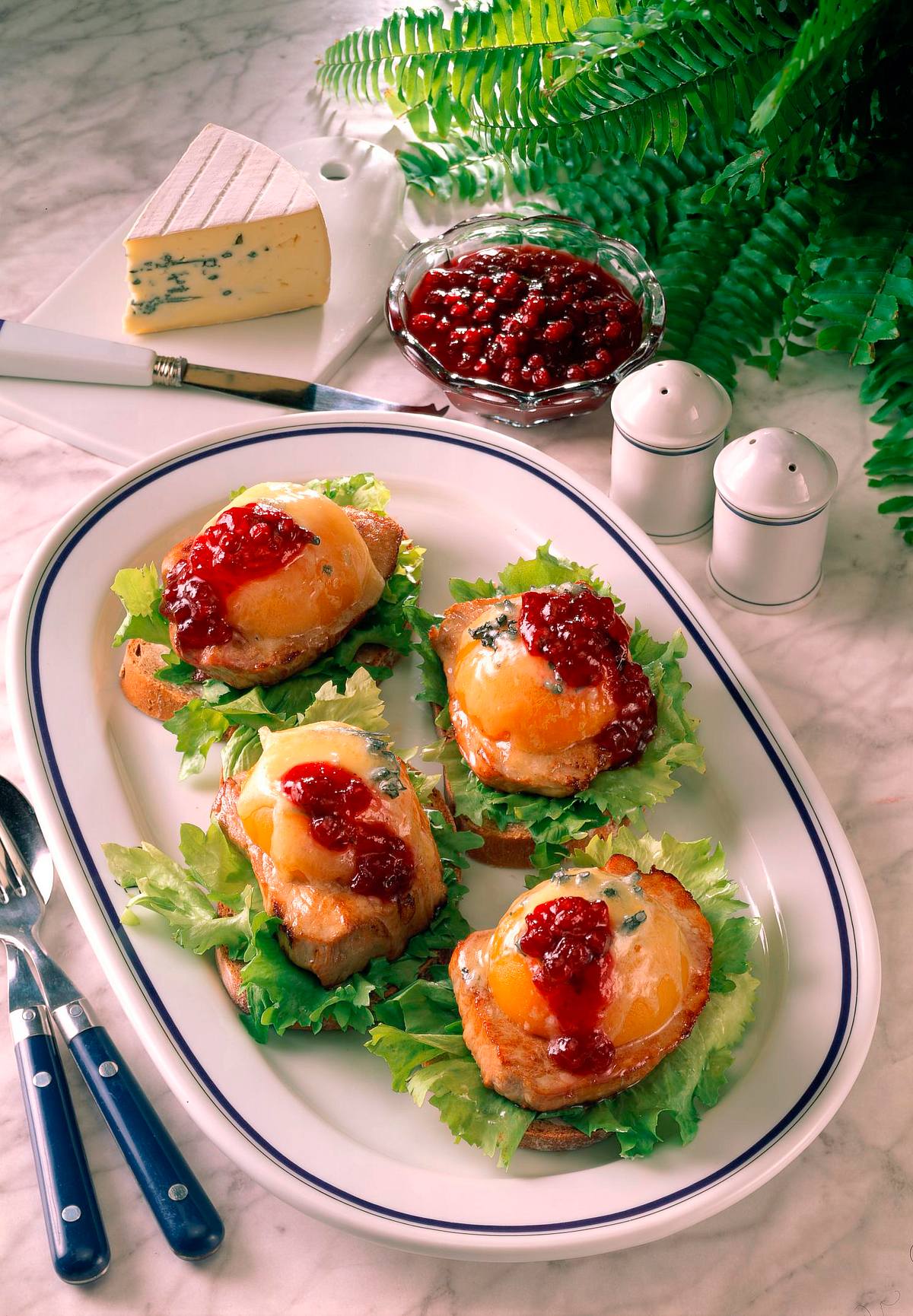 Schlemmerschnitten mit Schweineschnitzel, Pfirsichhälften und Preiselbeeren Rezept