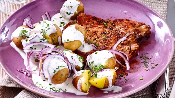 Schmand-Kartoffeln zu Koteletts Rezept - Foto: LECKER @ Bauer Media Group