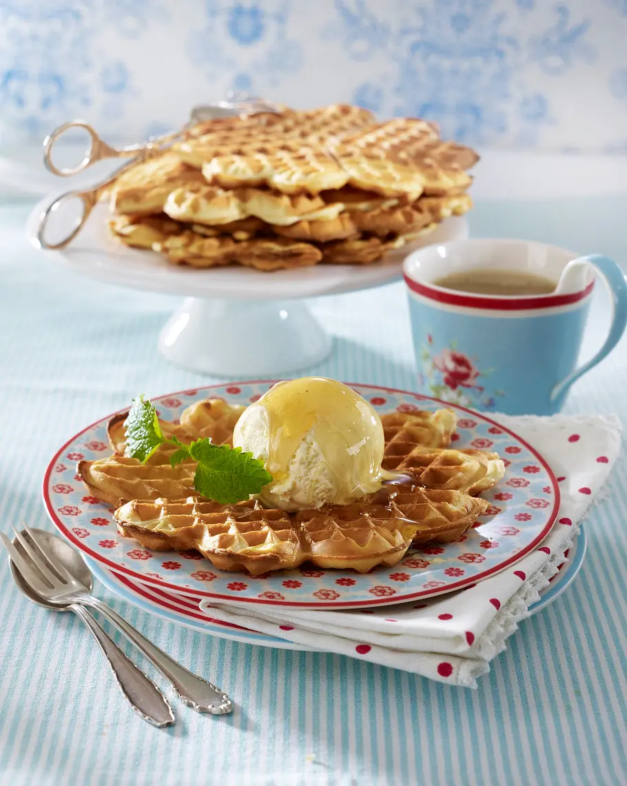 Schmand-Mandel-Waffeln mit Vanilleeis und Ahornsirup Rezept Schmand-Mandel-Waffeln mit Vanilleeis und Ahornsirup Rezept