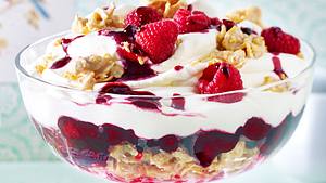 Schmand-Trifle mit Himbeeren und Schoko-Knusper Rezept - Foto: House of Food / Bauer Food Experts KG