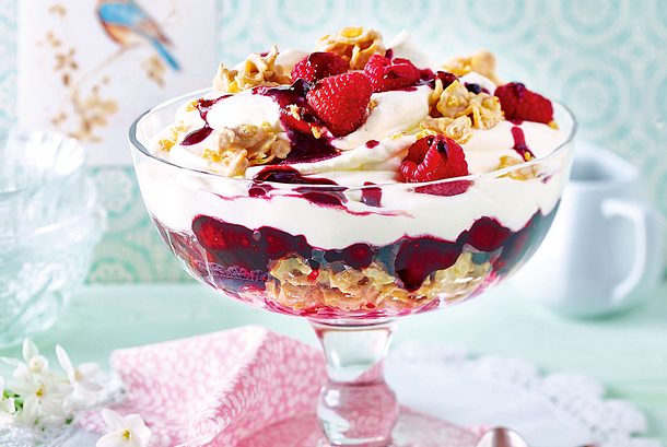 Schmand-Trifle mit Himbeeren und Schoko-Knusper rezept Schmand-Trifle mit Himbeeren und Schoko-Knusper rezept
