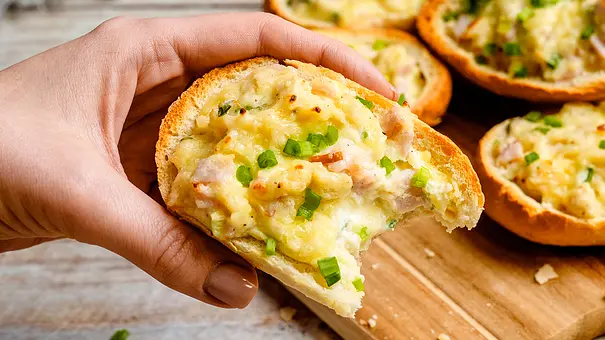 Schmandbrötchen (angebissen) - Foto: ShowHeroes für LECKER @ Bauer Media Group