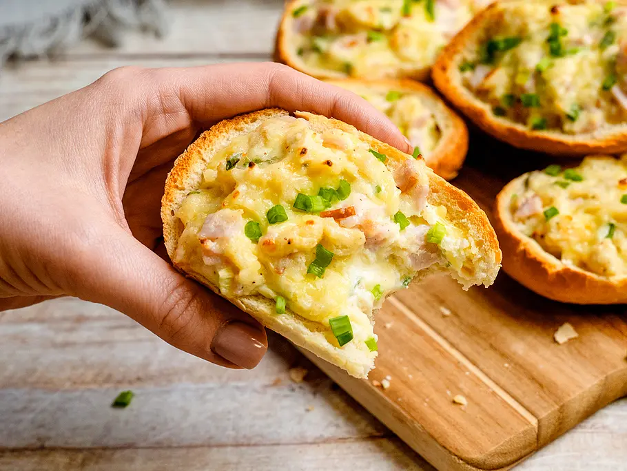 Schmandbrötchen (angebissen)