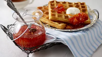 Schmandwaffeln mit Blutorangen- Rooibos-Marmelade Rezept - Foto: LECKER @ Bauer Media Group