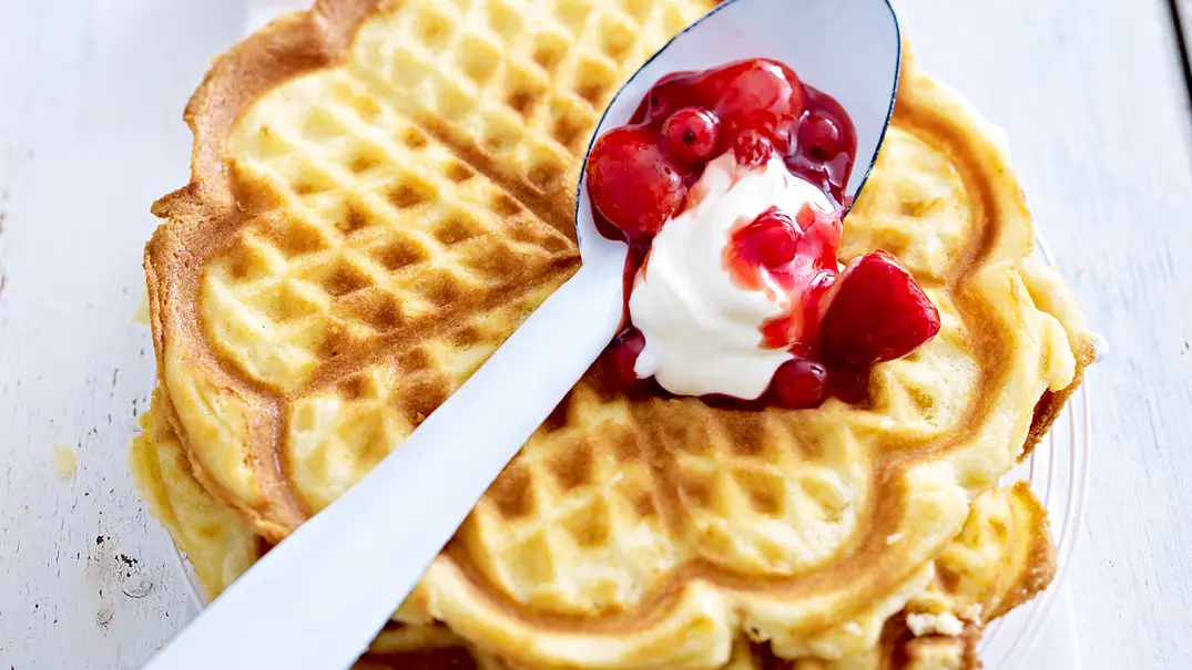 Schmandwaffeln mit roter Grütze Rezept - Foto: LECKER @ Bauer Media Group Schmandwaffeln mit roter Grütze Rezept - Foto: LECKER @ Bauer Media Group