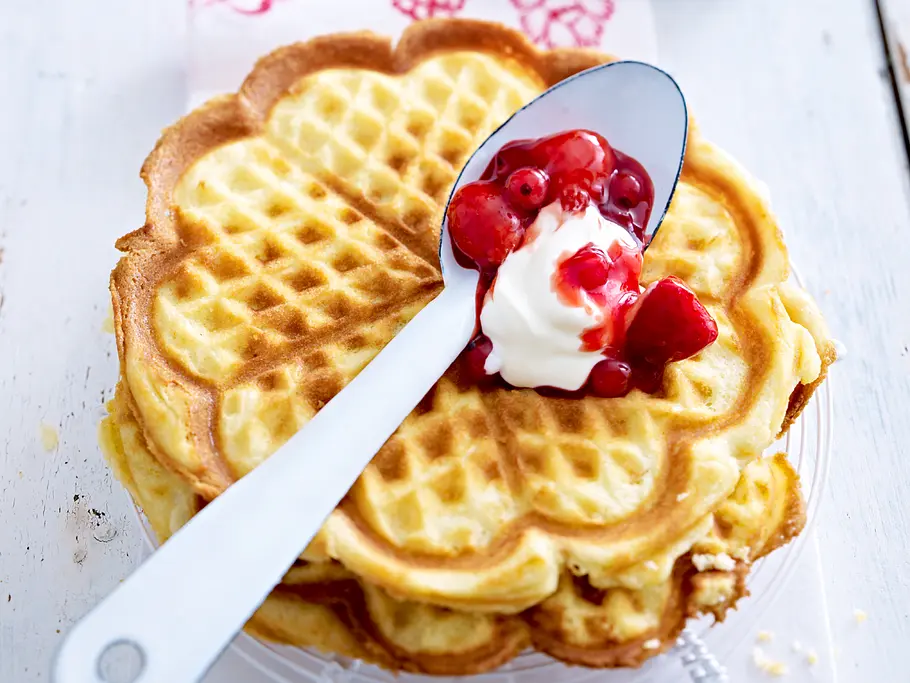 Schmandwaffeln mit roter Grütze Rezept Schmandwaffeln mit roter Grütze Rezept
