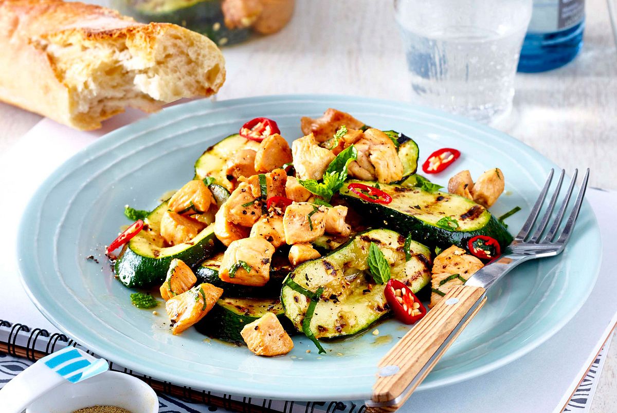 Schmeckt warm & kalt: Hähnchen-Zucchini-Salat Rezept