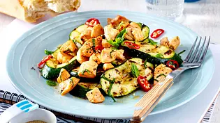 Schmeckt warm & kalt: Hähnchen-Zucchini-Salat Rezept - Foto: LECKER @ Bauer Media Group Schmeckt warm & kalt: Hähnchen-Zucchini-Salat Rezept - Foto: LECKER @ Bauer Media Group