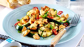 Schmeckt warm & kalt: Hähnchen-Zucchini-Salat Rezept - Foto: LECKER @ Bauer Media Group Schmeckt warm & kalt: Hähnchen-Zucchini-Salat Rezept - Foto: LECKER @ Bauer Media Group