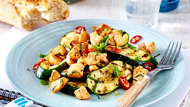 Schmeckt warm & kalt: Hähnchen-Zucchini-Salat Rezept - Foto: House of Food / Bauer Food Experts KG
