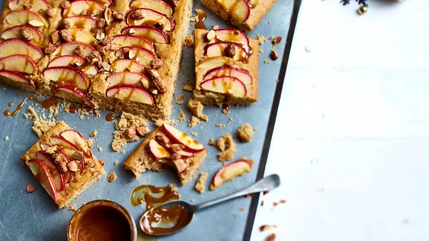 Schmecktakuläre Spekulatius-Squares mit Apfel und gebrannten Mandeln - Foto: LECKER @ Bauer Media Group