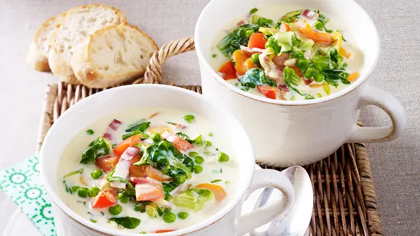 Rezepte mit Schmelzkäse: Endivien-Käse-Suppe - Foto: LECKER @ Bauer Media Group Rezepte mit Schmelzkäse: Endivien-Käse-Suppe - Foto: LECKER @ Bauer Media Group