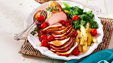Schmorbraten mit Wein-Kräuter-Soße zu Spargelgemüse Rezept - Foto: LECKER @ Bauer Media Group