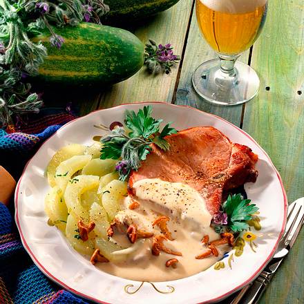 Schmorgurke mit Pfifferlings-Sahnesoße Rezept Schmorgurke mit Pfifferlings-Sahnesoße Rezept