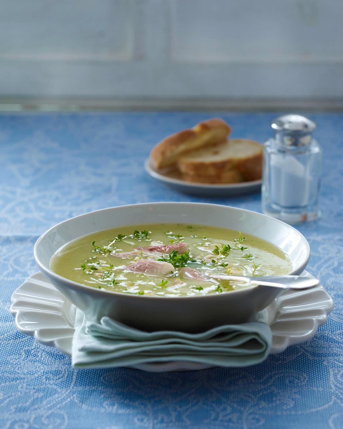 Schmorgurken-Cremesuppe mit Forellenfilet Rezept