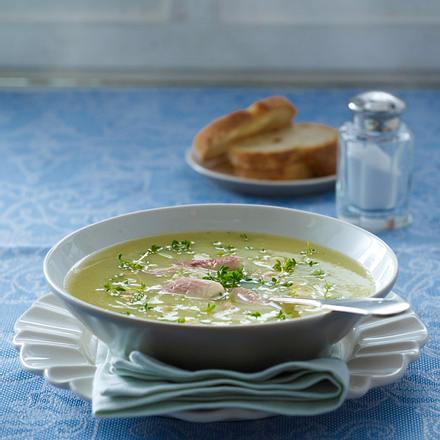 Schmorgurken-Cremesuppe mit Forellenfilet Rezept Schmorgurken-Cremesuppe mit Forellenfilet Rezept