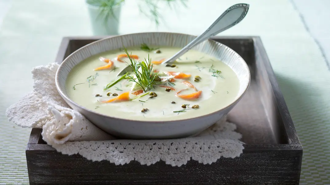 Schmorgurken-Cremesuppe mit Lachs Rezept - Foto: LECKER @ Bauer Media Group Schmorgurken-Cremesuppe mit Lachs Rezept - Foto: LECKER @ Bauer Media Group