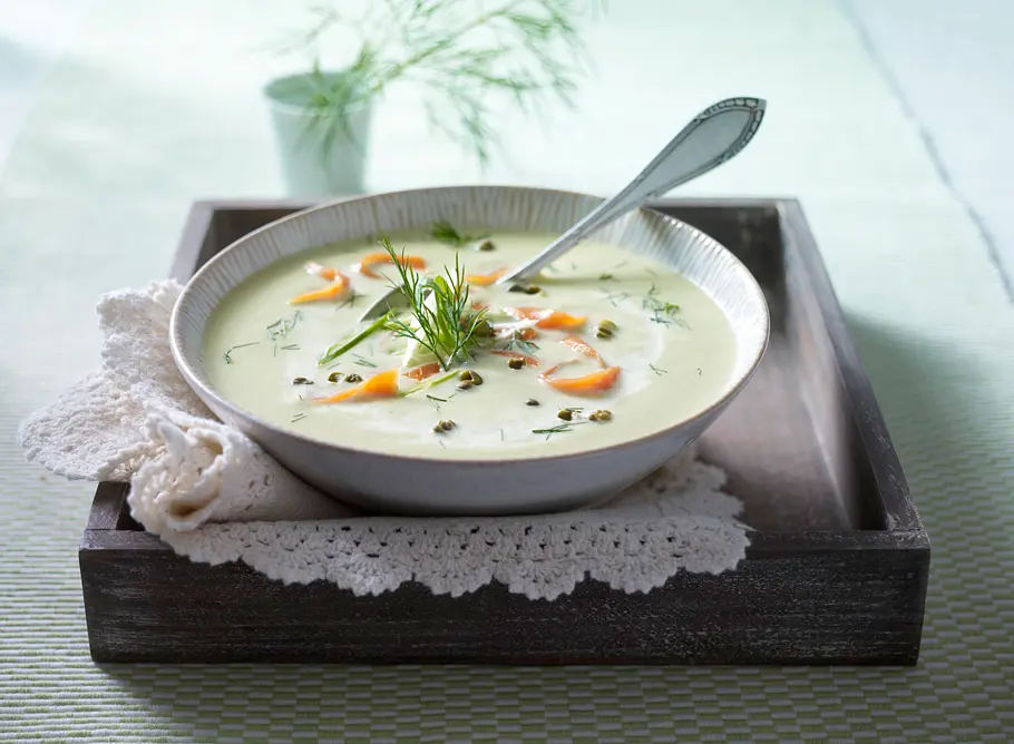 Schmorgurken-Cremesuppe mit Lachs Rezept Schmorgurken-Cremesuppe mit Lachs Rezept
