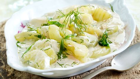 Schmorgurken in einer cremigen Schmandsoße mit Dill, serviert in einer ausladenden Schüssel. - Foto: House of Food / Bauer Food Experts KG