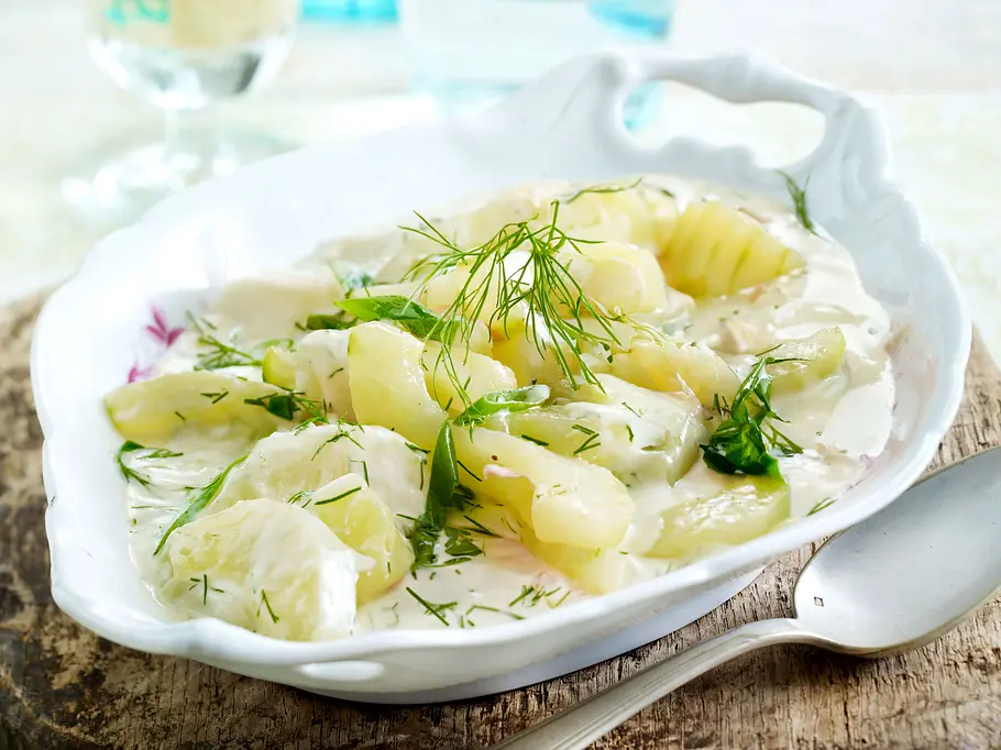 Schmorgurken (Grundrezept) Schmorgurken in einer cremigen Schmandsoße mit Dill, serviert in einer ausladenden Schüssel.