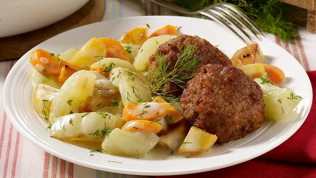 Schmorgurken-Kartoffelpfanne mit Frikadellen Rezept - Foto: LECKER @ Bauer Media Group Schmorgurken-Kartoffelpfanne mit Frikadellen Rezept - Foto: LECKER @ Bauer Media Group