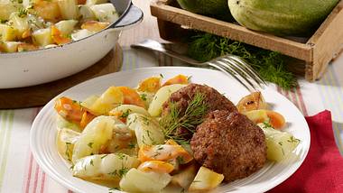 Schmorgurken-Kartoffelpfanne mit Frikadellen Rezept - Foto: House of Food / Bauer Food Experts KG
