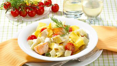 Schmorgurken-Lachs-Ragout mit Nudeln Rezept - Foto: House of Food / Bauer Food Experts KG