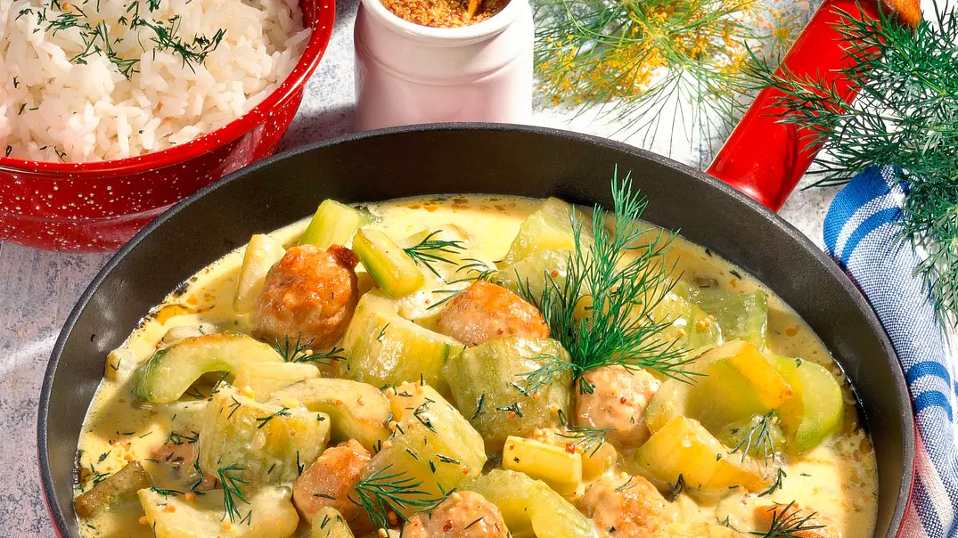 Schmorgurken-Pfanne mit Brätbällchen Rezept - Foto: LECKER @ Bauer Media Group Schmorgurken-Pfanne mit Brätbällchen Rezept - Foto: LECKER @ Bauer Media Group