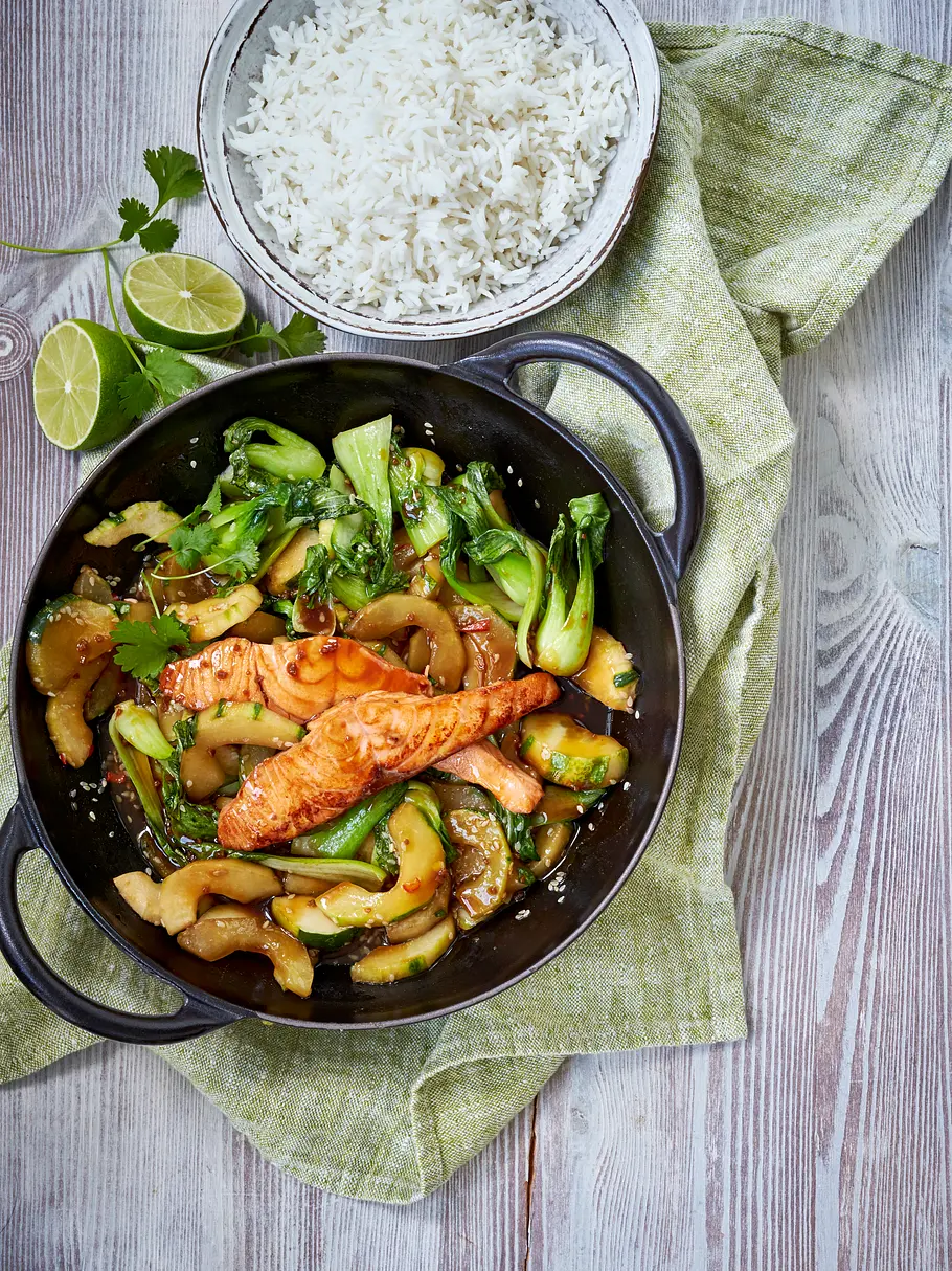 Schmorgurken-Wok mit Teriyaki-Lachs Rezept Schmorgurken-Wok mit Teriyaki-Lachs Rezept