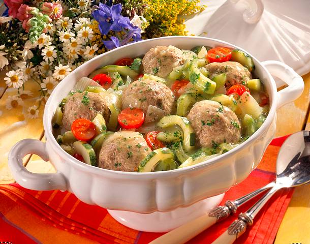 Schmorgurkengemüse mit Hackklößen Rezept Schmorgurkengemüse mit Hackklößen Rezept
