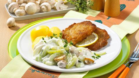 Schmorgurkengemüse mit Schnitzel Rezept - Foto: House of Food / Bauer Food Experts KG