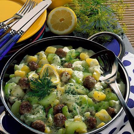 Schmorgurkenpfanne mit Beefhack-Frikadellen und Kartoffeln Rezept Schmorgurkenpfanne mit Beefhack-Frikadellen und Kartoffeln Rezept