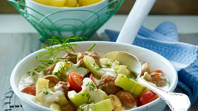 Schmorgurkenpfanne mit Bratwurstbällchen Rezept - Foto: LECKER @ Bauer Media Group