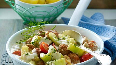 Schmorgurkenpfanne mit Bratwurstbällchen Rezept - Foto: House of Food / Bauer Food Experts KG