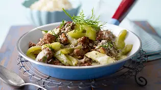 Schmorgurkenpfanne mit Hack, Schmand und Senf Rezept - Foto: LECKER @ Bauer Media Group Schmorgurkenpfanne mit Hack, Schmand und Senf Rezept - Foto: LECKER @ Bauer Media Group
