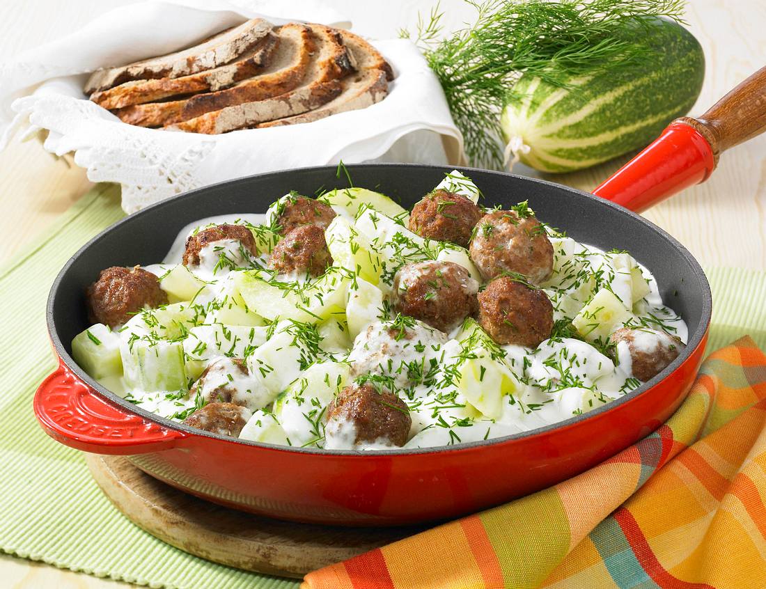 Schmorgurkenpfanne mit Hackbällchen Rezept | LECKER