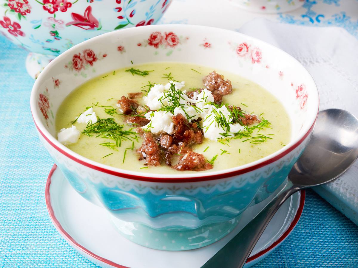 Schmorgurkensuppe mit Feta & Hack Rezept