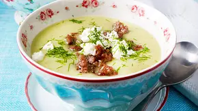 Schmorgurkensuppe mit Feta & Hack Rezept - Foto: LECKER @ Bauer Media Group Schmorgurkensuppe mit Feta & Hack Rezept - Foto: LECKER @ Bauer Media Group