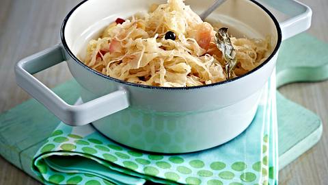 Schmorsauerkraut mit Äpfeln Rezept - Foto: House of Food / Bauer Food Experts KG
