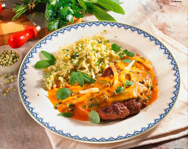 Schmorsteaks mit Kräuterspätzle Rezept Schmorsteaks mit Kräuterspätzle Rezept