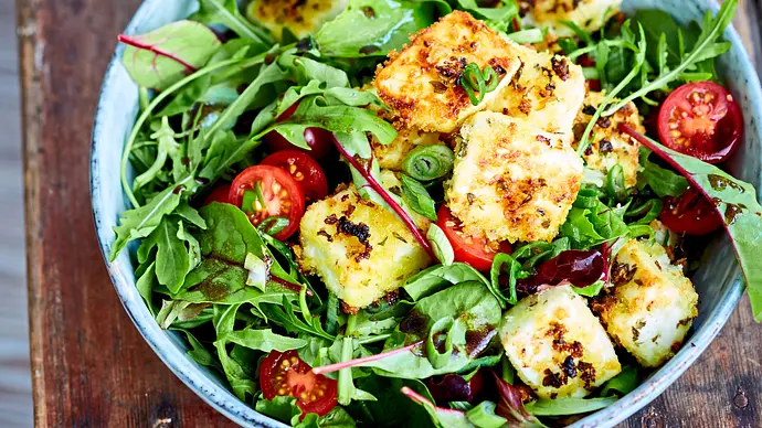 Knuspriger Feta aus dem Airfryer mit Rucola Tomaten Salat - Foto: LECKER @ Bauer Media Group Knuspriger Feta aus dem Airfryer mit Rucola Tomaten Salat - Foto: LECKER @ Bauer Media Group
