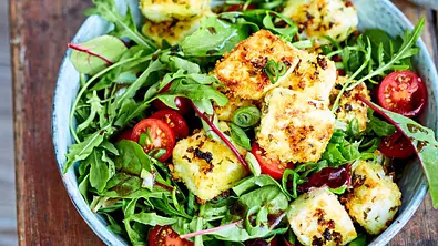 Schnäppchen-Salat mit Knusper-Feta Rezept - Foto: LECKER @ Bauer Media Group