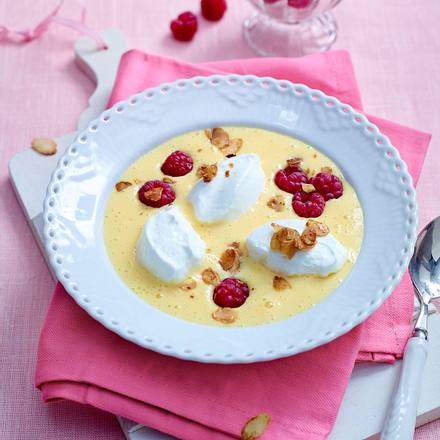 Schnee-Nockerln auf Vanilleschaum mit Himbeeren und karamellisierten Mandelblättch Rezept Schnee-Nockerln auf Vanilleschaum mit Himbeeren und karamellisierten Mandelblättch Rezept
