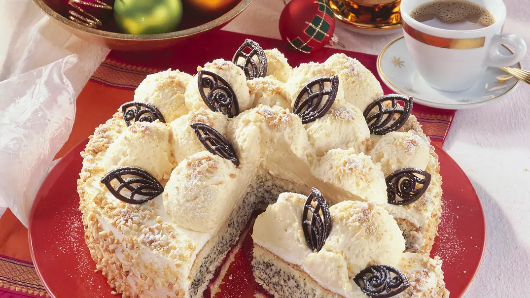 Schneeball-Torte mit Marzipan-Mousse Rezept - Foto: LECKER @ Bauer Media Group