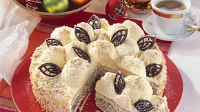 Schneeball-Torte mit Marzipan-Mousse Rezept - Foto: LECKER @ Bauer Media Group Schneeball-Torte mit Marzipan-Mousse Rezept - Foto: LECKER @ Bauer Media Group