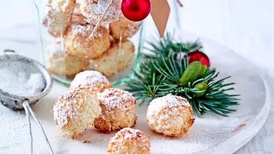 Schneebällchen mit Kokos Rezept - Foto: LECKER @ Bauer Media Group