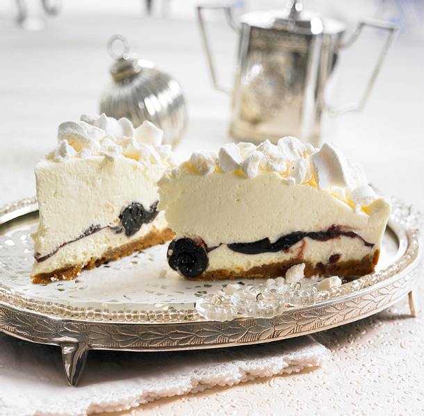 Schneeflocken-Torte mit Amarena-Kirschen Rezept Schneeflocken-Torte mit Amarena-Kirschen Rezept