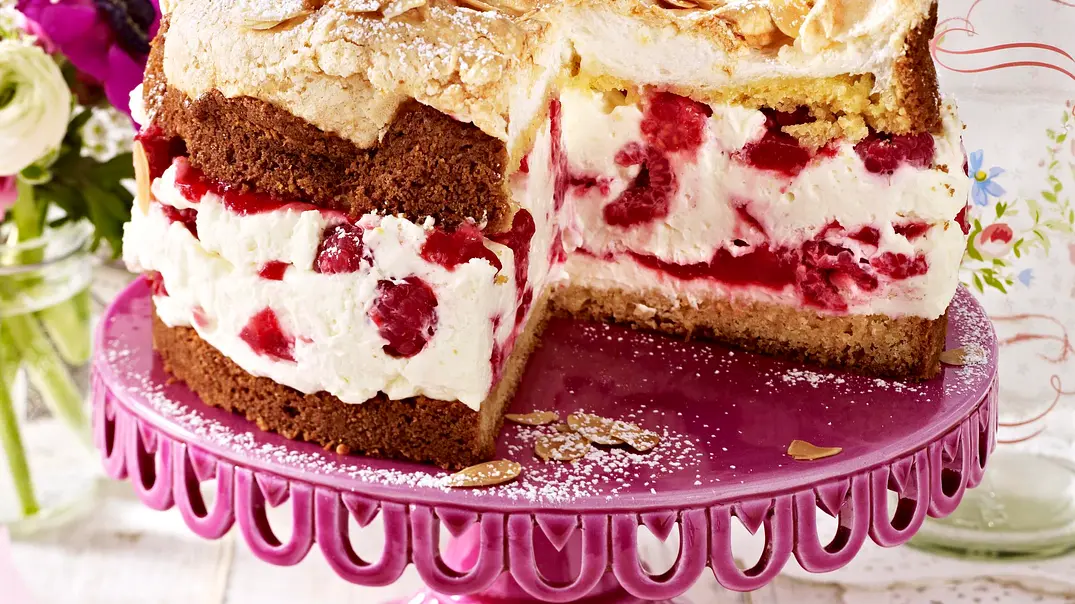 Schneemousse-Torte mit Himbeeren Rezept - Foto: LECKER @ Bauer Media Group Schneemousse-Torte mit Himbeeren Rezept - Foto: LECKER @ Bauer Media Group