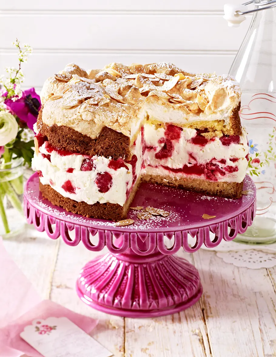 Schneemousse-Torte mit Himbeeren Rezept Schneemousse-Torte mit Himbeeren Rezept