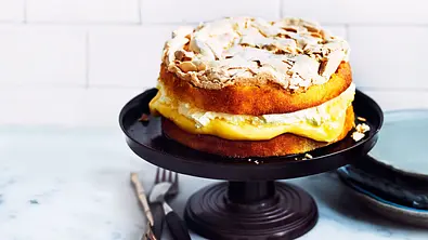Schneemousse-Torte mit Lemoncurd-Pudding Rezept - Foto: LECKER @ Bauer Media Group